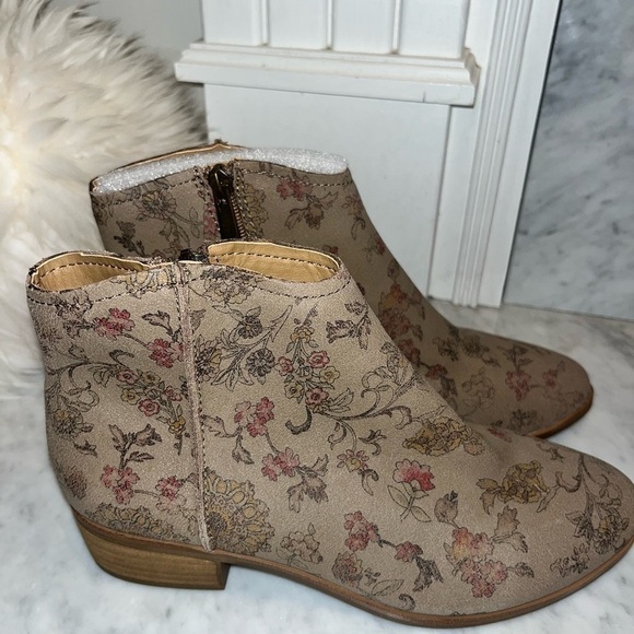 𝅺New! American Rag Floral Taupe Jolene Western Ankle Bootie - Picture 3 of 12